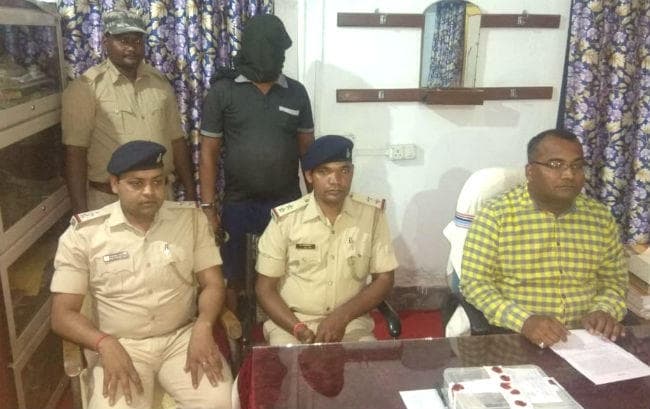 सिमडेगा : साप्‍ताहिक बाजार में आया था रंगदारी मांगने, हथियार के साथ पुलिस ने दबोचा