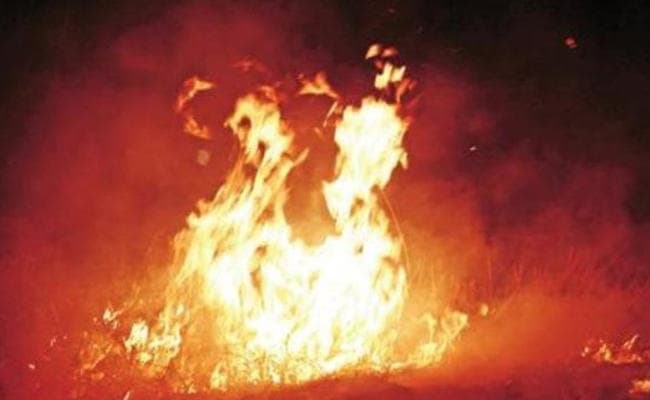 आजमगढ़ : पटाखा गोदाम में भीषण आग लगने से पांच की मौत, दर्जन भर जख्मी