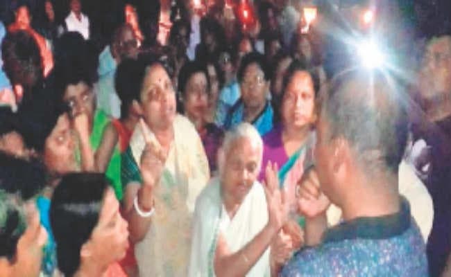 महिलाओं ने ओवरलोड तथा अवैध बालू के सैकड़ों वाहन को रोका, विरोध प्रदर्शन