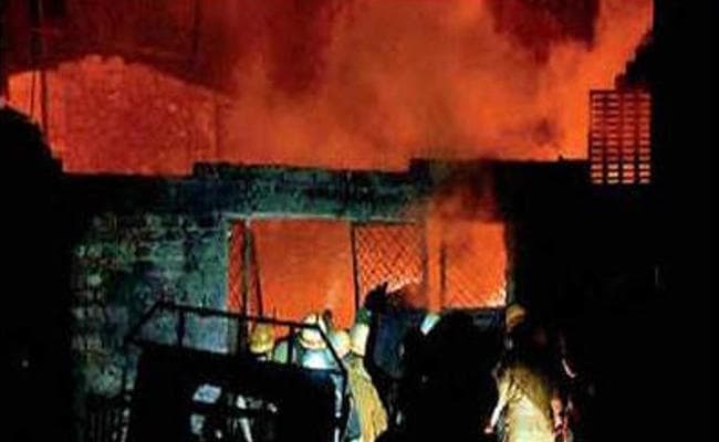West Bengal : कोलकाता में रासायनिक गोदाम में लगी आग