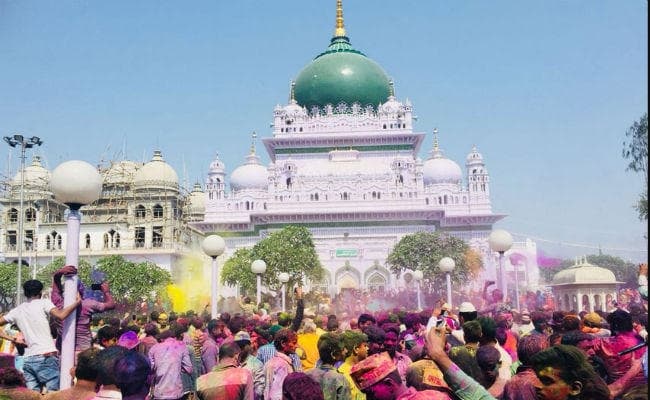 संत वारिस अली शाह की दरगाह पर हर साल उड़ते हैं भाईचारे के रंग