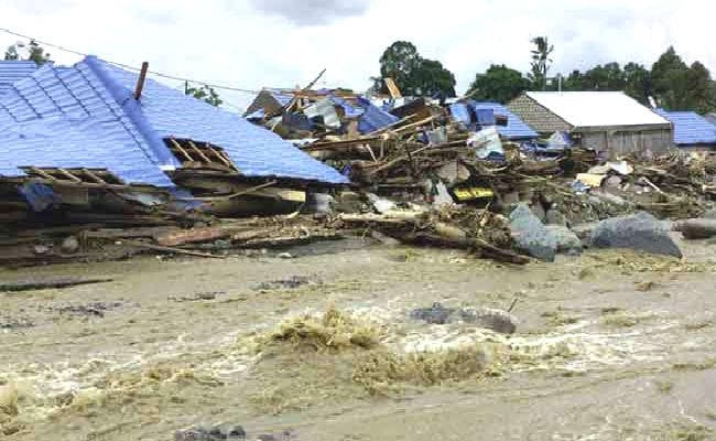 इंडोनेशिया में बाढ़ से मरने वालों की संख्या हुई 77, मलबे में फंसे बच्चे को पिता से मिलाया गया