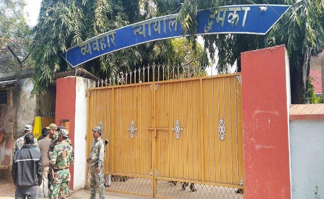 दुमका : रात 10 बजे के बाद गाना बजाना पड़ा भारी, अब तोड़ेंगे जेल की रोटी