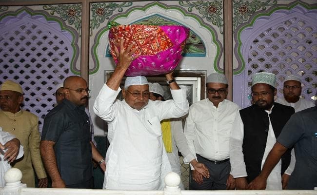 मुख्यमंत्री नीतीश कुमार ने की पटना सिटी के मितन घाट पर चादरपोशी, मांगी अमन-चैन की दुआ