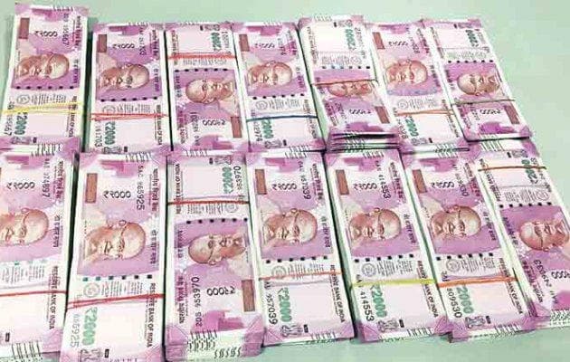 60 लाख रुपये के साथ एक गिरफ्तार