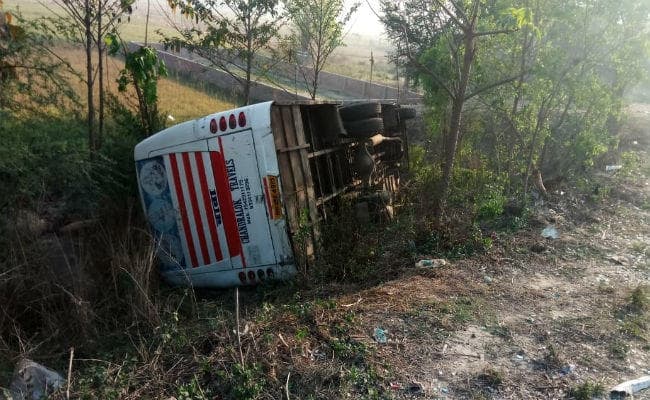 मुजफ्फरपुर के गायघाट में बस दुर्घटनाग्रस्त, एक की मौत, हादसे के बाद मची चीख पुकार और...