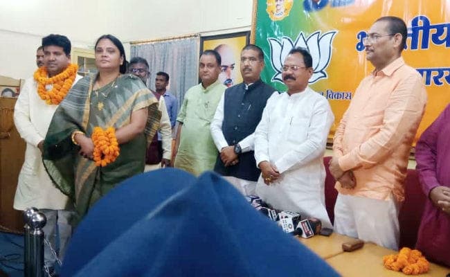 झाविमो के प्रभात भुईया और नीलम देवी भाजपा में शामिल