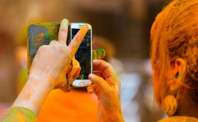 Holi में अपने स्मार्टफोन को ऐसे बनायें Waterproof