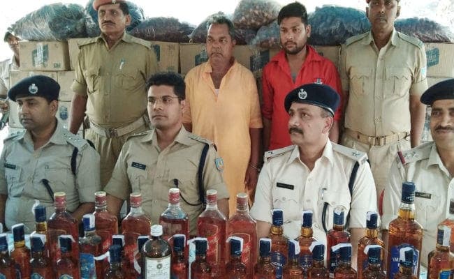 झरिया : फर्जी लोगो लगाकर करता था अवैध शराब का कारोबार, संचालक सहित दो गिरफ्तार