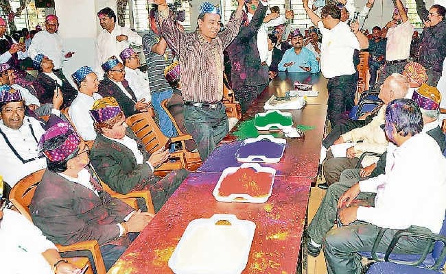 रांची : होली मिलन समारोह में खूब उड़े अबीर-गुलाल, लोगों ने की मस्ती