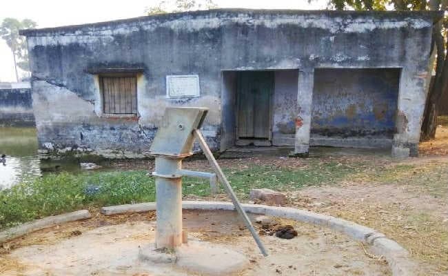 जर्जर आंगनबाड़ी केंद्र में पढ़ते हैं बच्चे