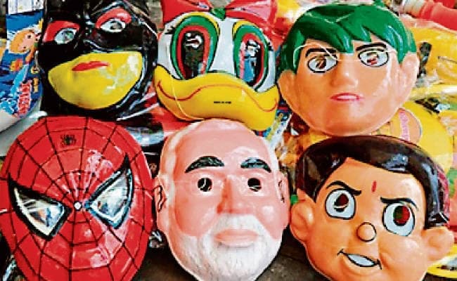 मोदी मास्क, एके-47 पिचकारी, डांसिंग लाइट चश्मा और रंगों में गुलाब की महक