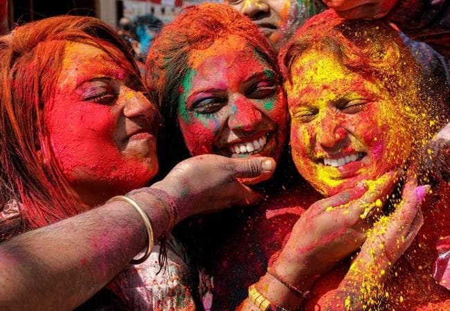 देशभर में होली की धूम, देखें तसवीरों में