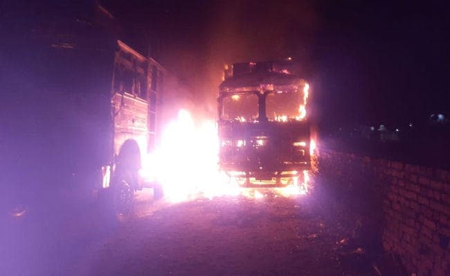 डोमचांच थाना के सामने तीन ट्रक में लगी आग, जलकर राख