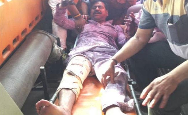 UP के लखीमपुर में होली पार्टी के बीच भाजपा विधायक से गले मिले और मार दी गोली