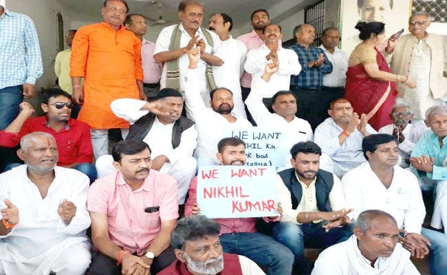 औरंगाबाद से कांग्रेस नेता निखिल कुमार का टिकट कटा, नाराज समर्थकों ने सदाकत आश्रम में किया हंगामा, धरने पर बैठे