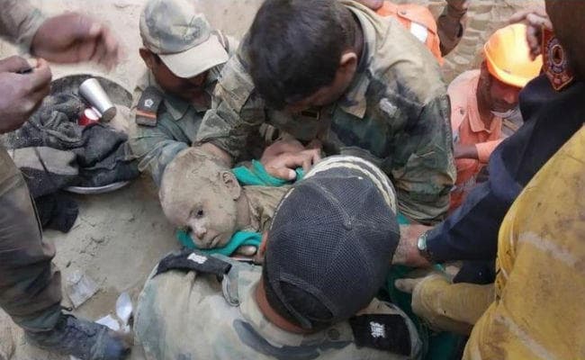 In PICS : 1.5 साल का बच्चा, 60 फुट गहरा बोरवेल और 48 घंटे की मशक्कत के बाद बची जान