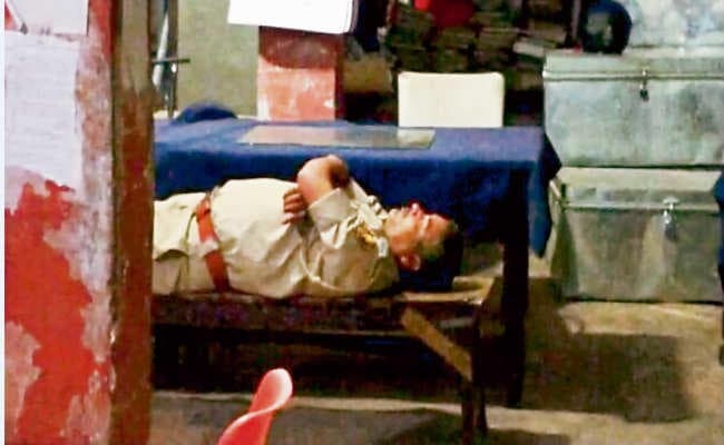 ड्यूटी के दौरान शराब पी कर थाने में सो रहा था दारोगा,  ऐसे मामले में पहली बार थाने से ही मिल गयी जमानत