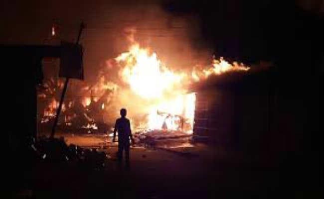 फल मंडी में लगी आग, संपत्ति राख