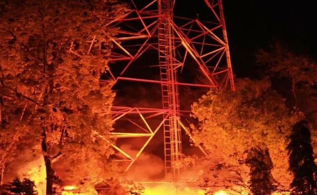 रांची : मधुमक्खी का छत्ता जलाने के क्रम में बीएसएनएल के टावर में लगी आग