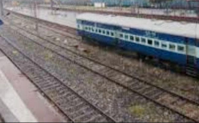 कोडरमा-गया रेलखंड पर ओवरहेड खंभा क्षतिग्रस्त, परिचालन ठप