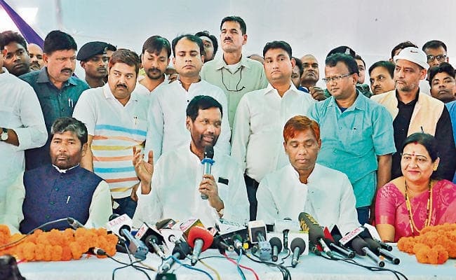 पटना : 26 को खगड़िया सीट की होगी घोषणा, वीणा लोजपा में शामिल, रामविलास पासवान ने कहा सभी सीटों पर होगी जीत