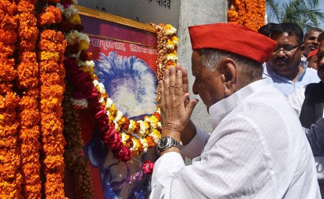 अखिलेश आजमगढ़ से लड़ेंगे चुनाव, सपा के स्टार प्रचारकों की लिस्ट से मुलायम का नाम गायब