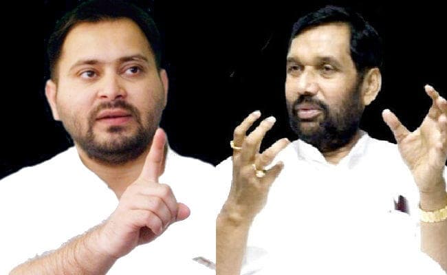 तेजस्वी का रामविलास पर बड़ा हमला, कहा- आरक्षित सीटों पर लड़ रहे आरक्षण का विरोध करनेवाले पासवान परिवार के तीन सदस्य