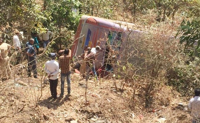 महाराष्ट्र : बस दुर्घटना में 6 लोगों की मौत, 45 घायल