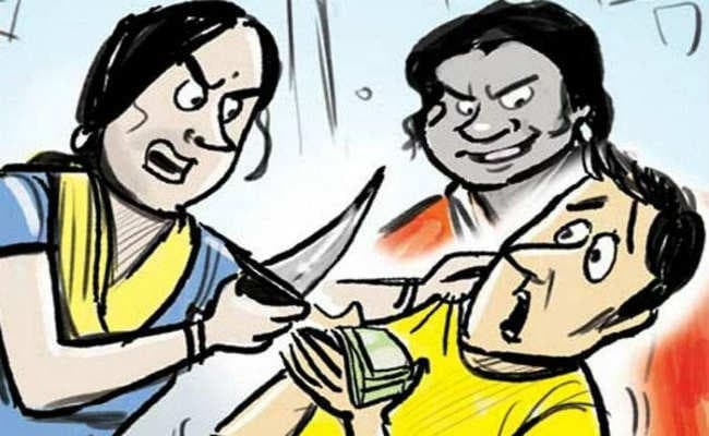 लोगों को ठगने वाली हसीन युवतियों का गिरोह सक्रिय, क्रेडिट कार्ड रखने वाले ग्राहकों को बना रहीं शिकार