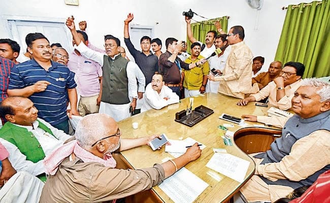 कृष्णा यादव राजद से छह साल के लिए निष्कासित, सीताराम यादव के समर्थकों का राजद कार्यालय में हंगामा, डॉ पूर्वे को घेरा