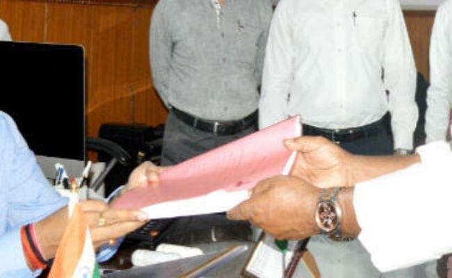 पहले चरण में 60 ने किया नामांकन, आज होगी जांच, दूसरे चरण के नामांकन का अंतिम दिन आज