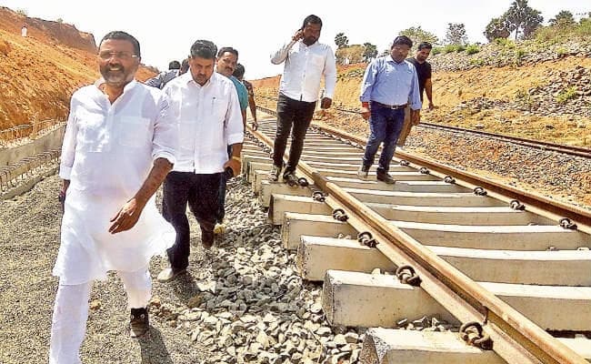 हंसडीहा-गोड्डा लाइन पर पहली बार दौड़ी ट्रेन