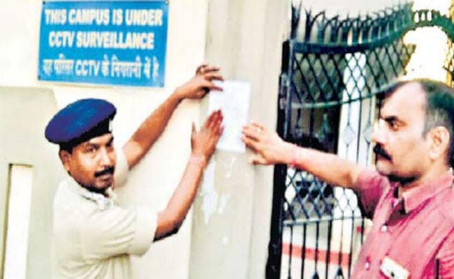 रांची : हत्या के आरोपी लोकेश चौधरी व एमके सिंह के घर पुलिस ने चिपकाया इश्तेहार