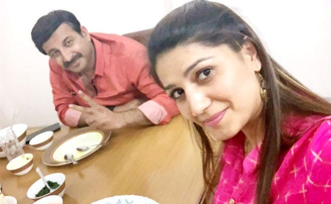 हरियाणवी डांसर सपना चौधरी का मनोज तिवारी के साथ डिनर की तस्वीर हो रही वायरल, सपना ने कहा...