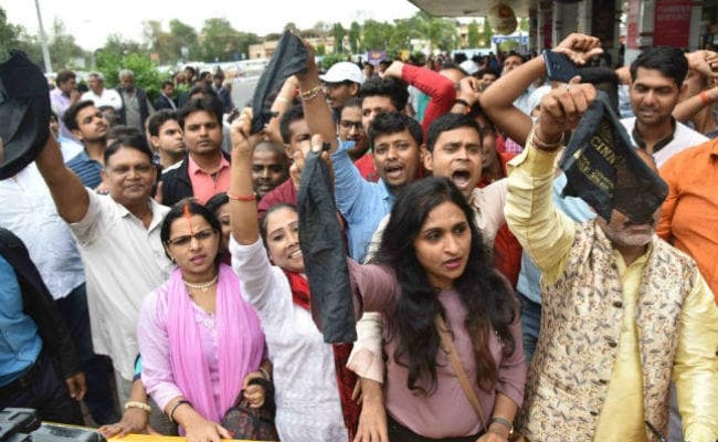 आरके सिन्हा के समर्थकों ने पटना साहिब के BJP प्रत्याशी को दिखाया काला झंडा, ''वापस जाओ'' के लगाये नारे, चले लात-घूंसे, ...देखें वीडियो