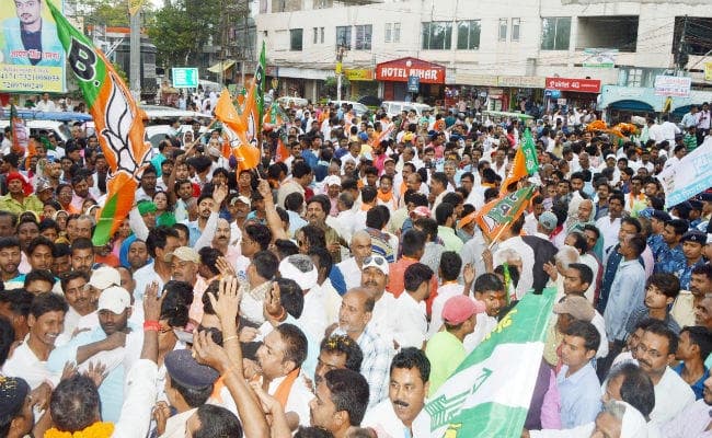 लोकसभा चुनाव : दूसरे चरण के नामांकन के अंतिम दिन पांच दर्जन से ज्यादा प्रत्याशियों ने दाखिल किया नामांकन