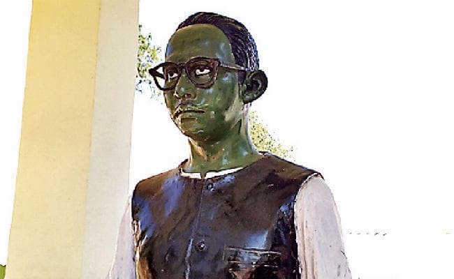 दुमका: खुद प्राइमरी तक ही पढ़े-लिखे थे, पर संसद पहुंच हेंब्रम ने कहा था, भले ही रेल अभी न दीजिए, पर कॉलेज खुलवा दीजिए