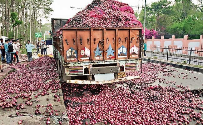 रांची : प्याज लदे ट्रक में लगी आग लोग झोला लेकर दौड़ पड़े