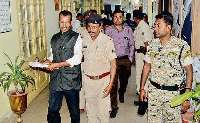 पूर्णिया : .....जब नशे में नामांकन करने आया निर्दलीय प्रत्याशी, गिरफ्तार