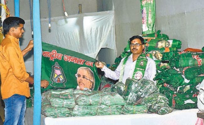 पटना : लालू जेल में, फिर भी डिमांड में सबसे ऊपर, लालू की तस्वीर वाले झंडे की डिमांड