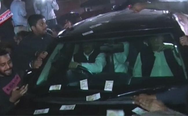 Pakistan : पूर्व पीएम नवाज शरीफ जेल से रिहा, समर्थकों ने कार पर की फूलों की बारिश, देखें VIDEO