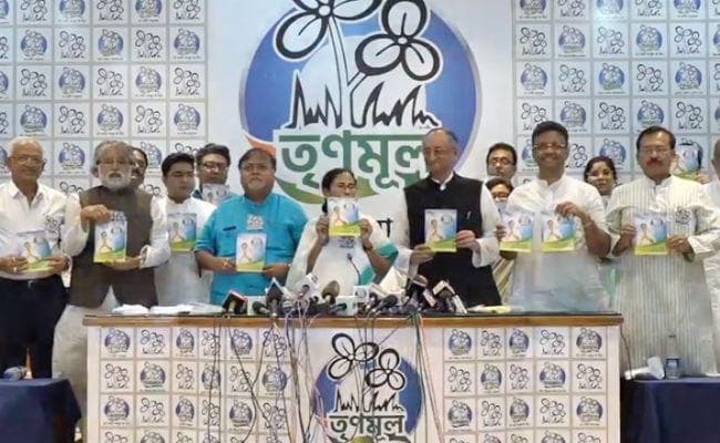 ममता ने 6 भाषाओं में जारी किया तृणमूल का घोषणा पत्र, नोटबंदी की जांच, जीएसटी की समीक्षा