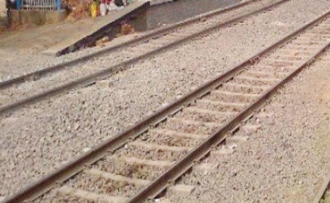 ट्रेनों पर चिपकाये गये ”देश का चौकीदार चोर है” के स्टीकर, मामला दर्ज