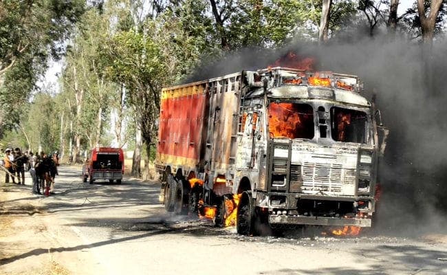 औरंगाबाद : ट्रक ने छात्र को कुचला, गुस्साये लोगों ने ट्रक चालक की पिटाई, गाड़ी को फूंका
