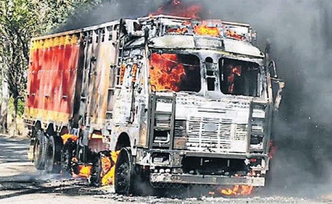 औरंगाबाद : हादसे में छात्र की मौत आक्रोशितों ने फूंका ट्रक