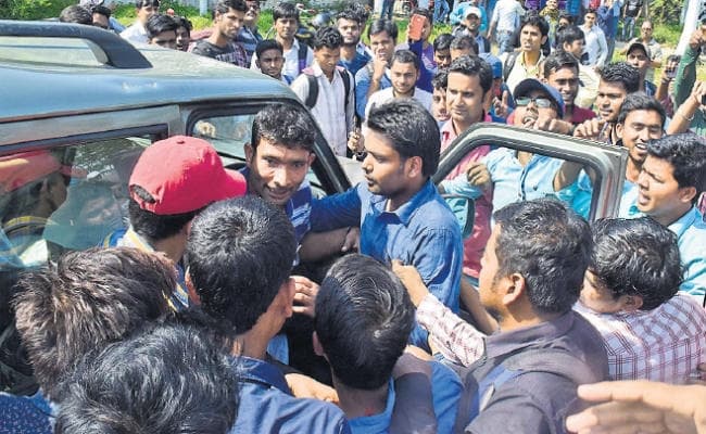 विवि कैंपस में छात्रों का हंगामा कुलसचिव की गाड़ी भी तोड़ी, बीए पार्ट थर्ड के मार्क्स नहीं मिलने से फूटा गुस्सा