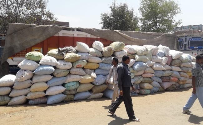 झारखंड के रास्ते पंजाब भेजा जा रहा था 110 बोरा नशीला पदार्थ, चौपारण पुलिस ने पकड़ा