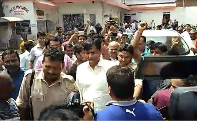 बागी MLC को मनाने पहुंचे BJP अध्यक्ष नित्यानंद, गाड़ी के आगे लेट गये समर्थक, ''भारत माता की जय'' बोल हुए रवाना, ...देखें वीडियो