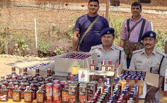 Jharkhand : गुमला में भारी मात्रा में शराब के साथ एक गिरफ्तार